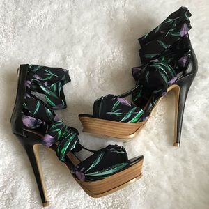 Floral pumps with elastic straps